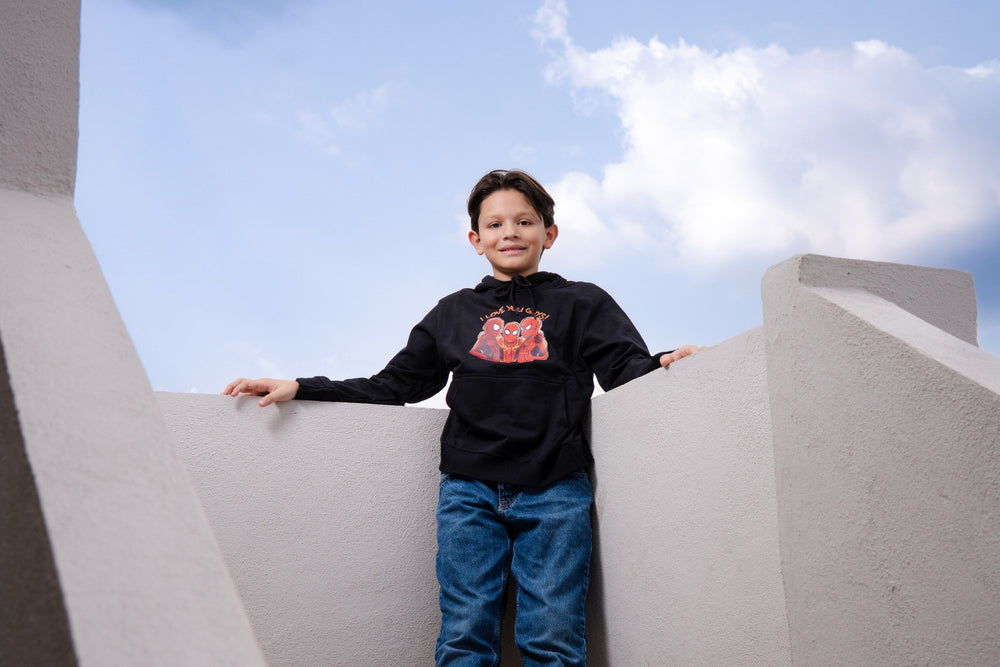 Sudadera Spider-Man con capucha para niño diseño I Love You Guys — niño usando la sudadera al aire libre
