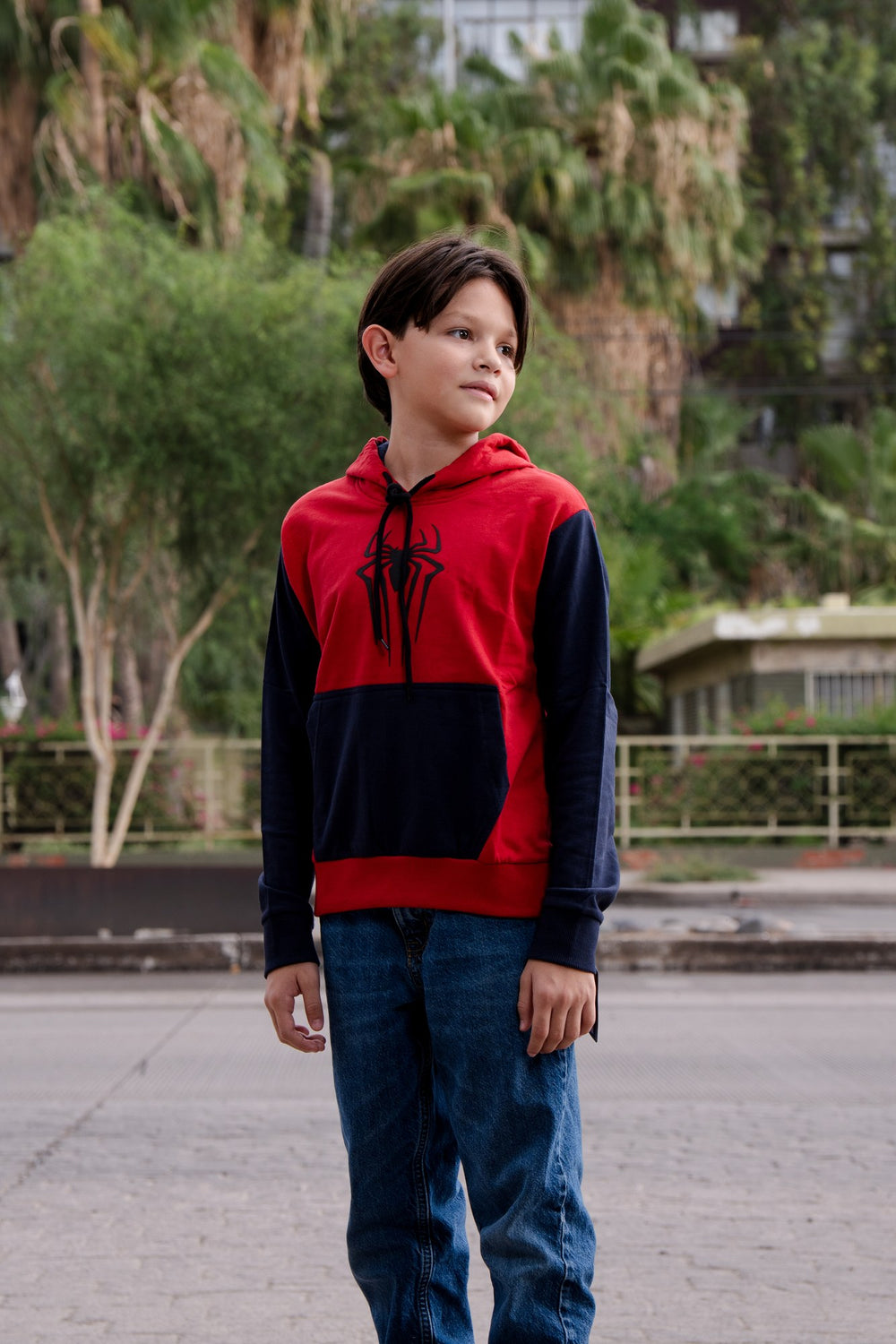 Sudadera Spider-Man con capucha para niño diseño Classic Web — niño usando la sudadera al aire libre