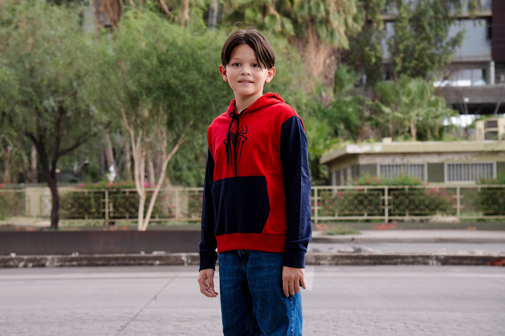 Sudadera Spider-Man con capucha para niño diseño Classic Web — niño usando la sudadera en exteriores