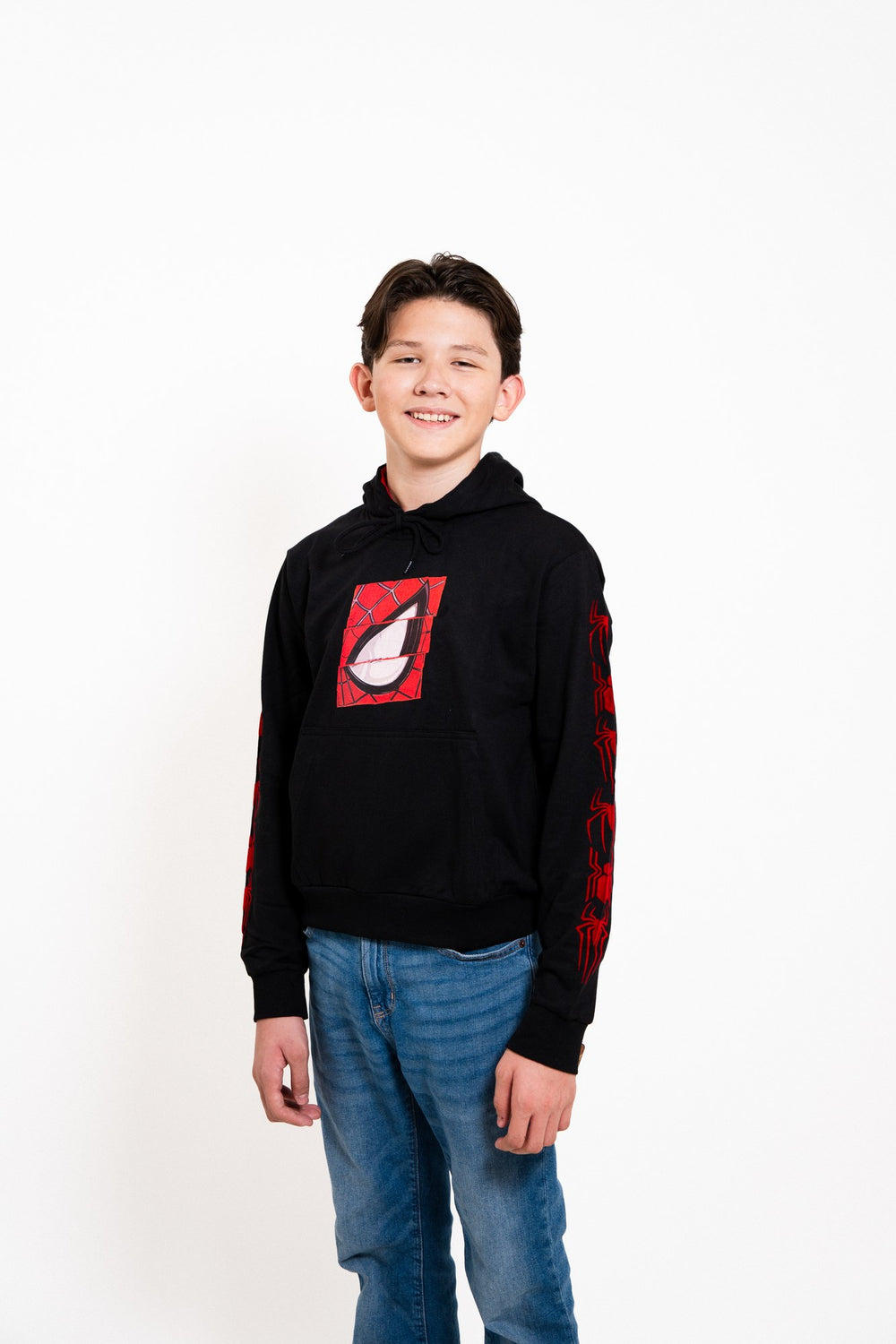 Sudadera Spider-Man con capucha para niño diseño Miles Morales — vista de tres cuartos en estudio