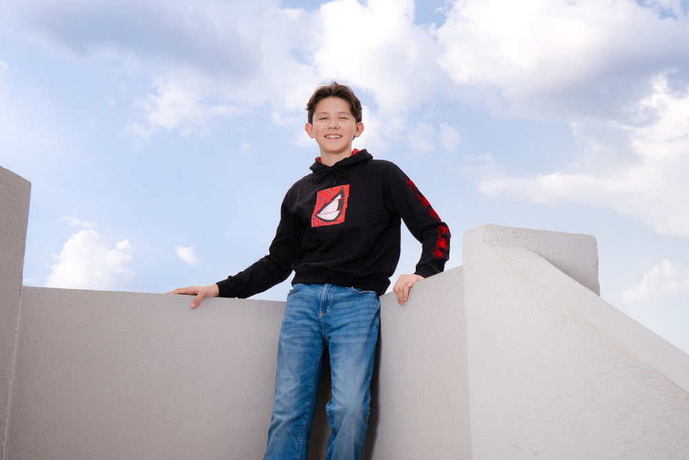 Sudadera Spider-Man con capucha para niño diseño Miles Morales — niño usando la sudadera en exteriores