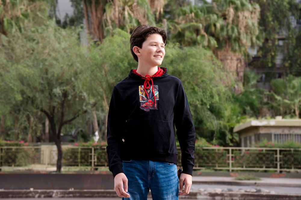 Sudadera Spider-Man con capucha para niño diseño Comic Villains — niño usando la sudadera en la calle