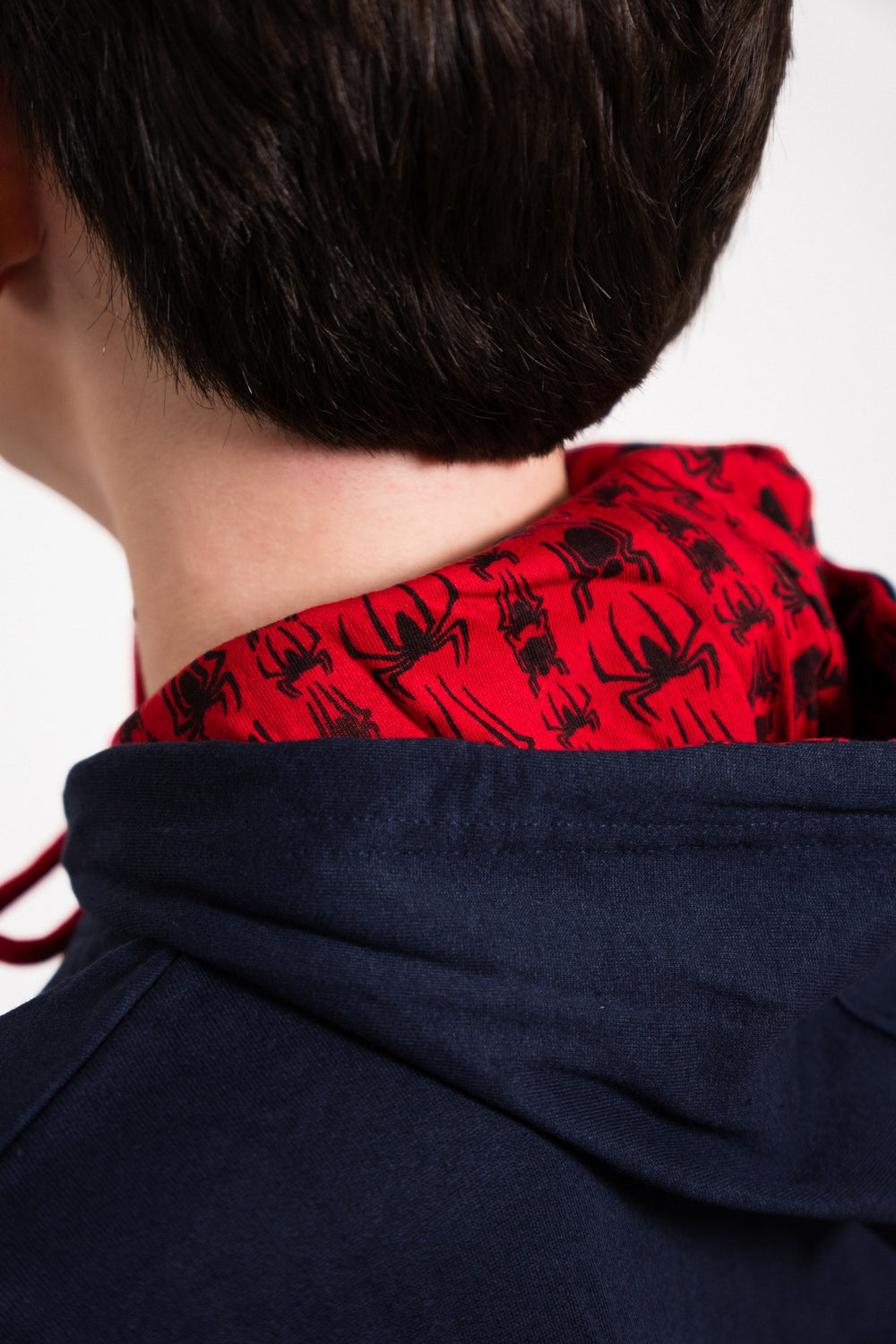 Sudadera Spider-Man con capucha para niño diseño Comic Art Navy — interior de la capucha con estampado de arañas