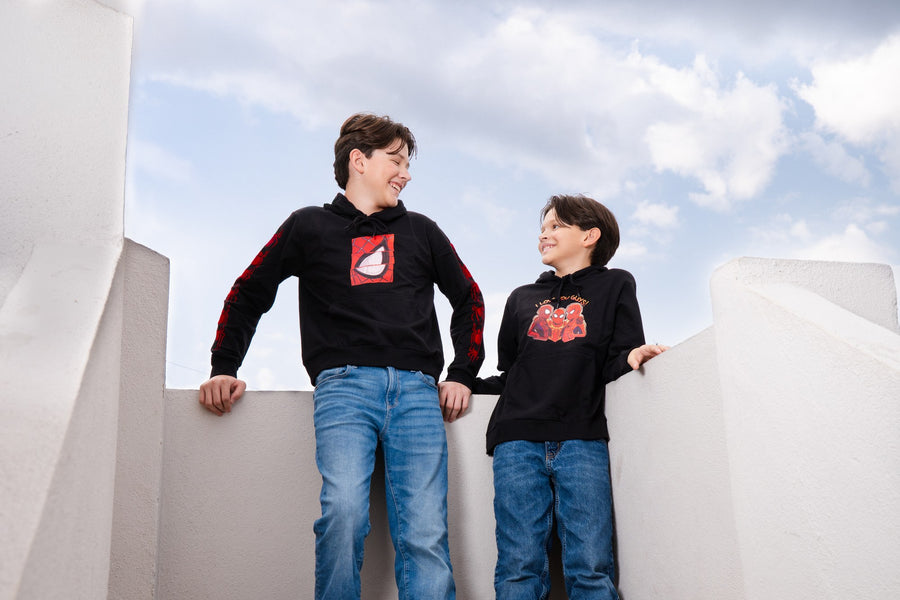 Dos niños usando sudaderas Spider-Man Arañita Kids, comparación de tallas