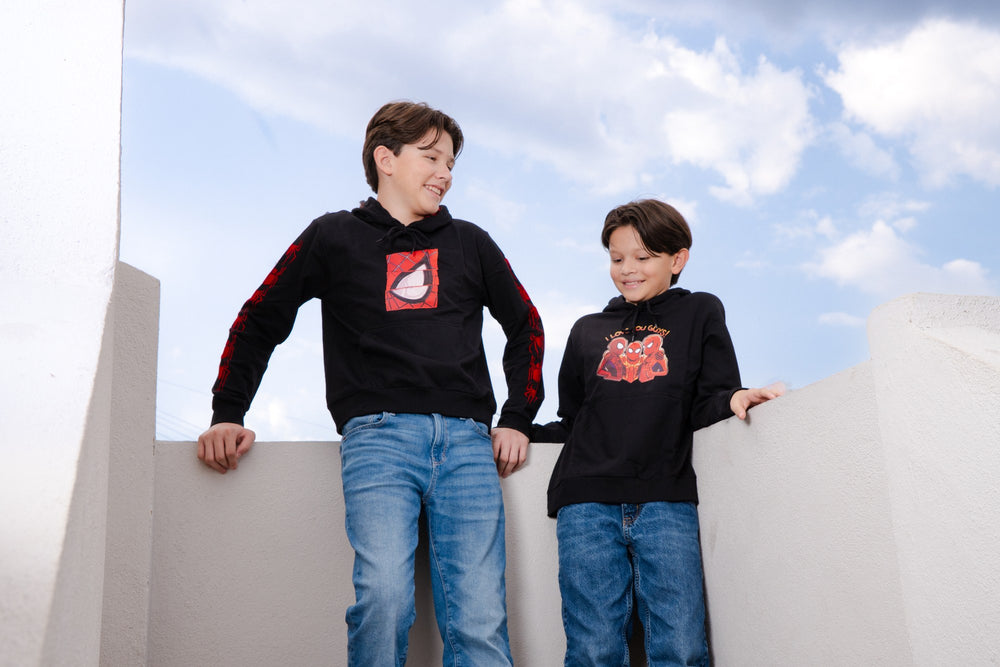 Dos niños usando sudaderas Spider-Man Arañita Kids, comparación de tallas