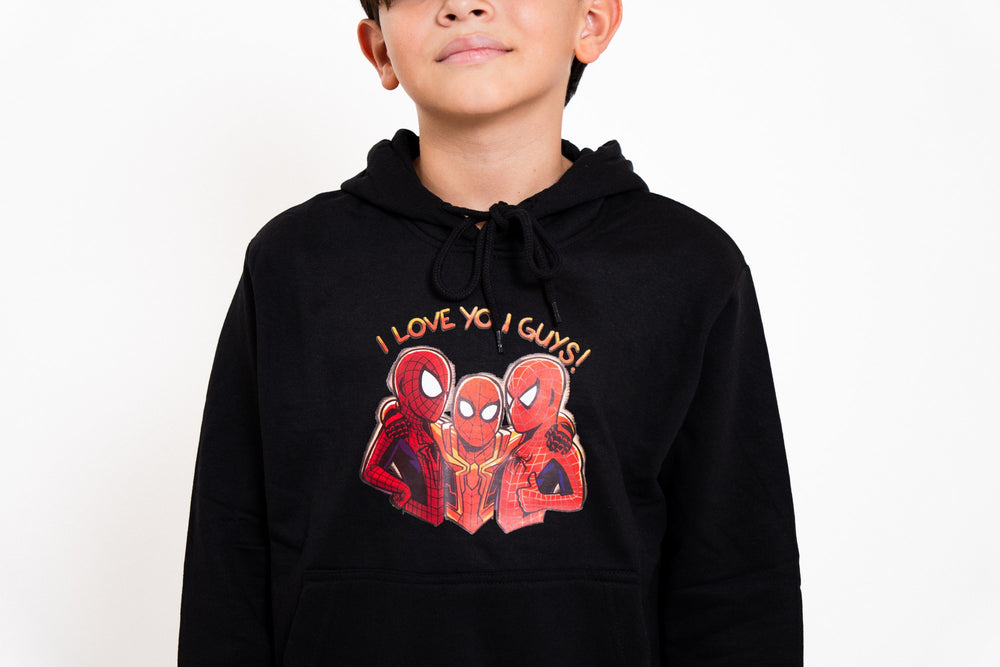 Sudadera Spider-Man con capucha para niño diseño I Love You Guys — detalle del estampado de los tres Spider-Man