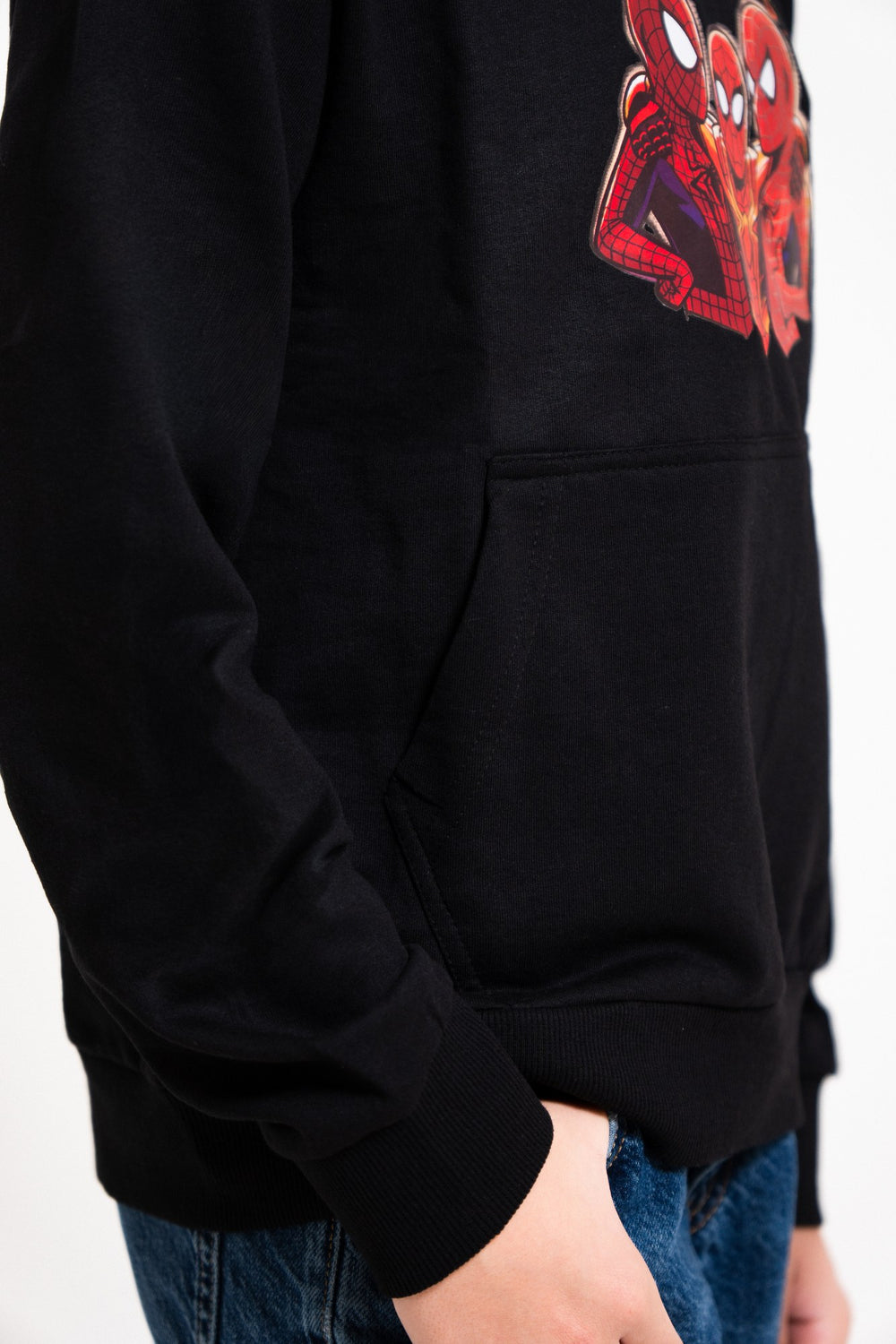 Sudadera Spider-Man con capucha para niño diseño I Love You Guys — detalle del bolsillo canguro