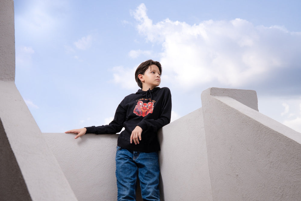 Sudadera Spider-Man con capucha para niño diseño I Love You Guys — niño usando la sudadera en exteriores