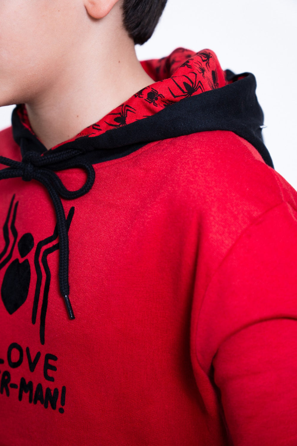 Sudadera Spider-Man con capucha para niño diseño I Love Spider-Man — detalle del hombro y la capucha