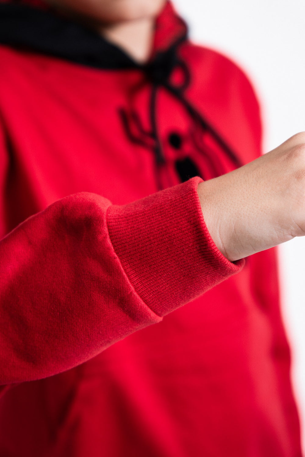 Sudadera Spider-Man con capucha para niño diseño I Love Spider-Man — detalle del puño de rib elástico