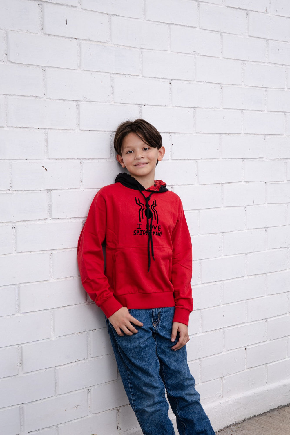 Sudadera Spider-Man con capucha para niño diseño I Love Spider-Man — niño usando la sudadera de cuerpo completo