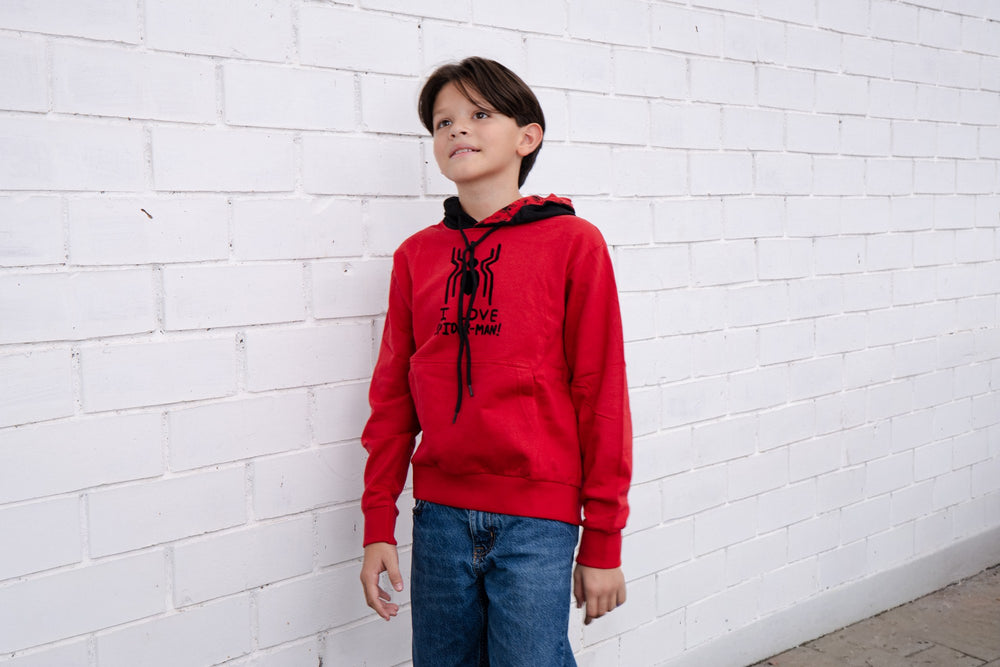 Sudadera Spider-Man con capucha para niño diseño I Love Spider-Man — niño usando la sudadera al aire libre