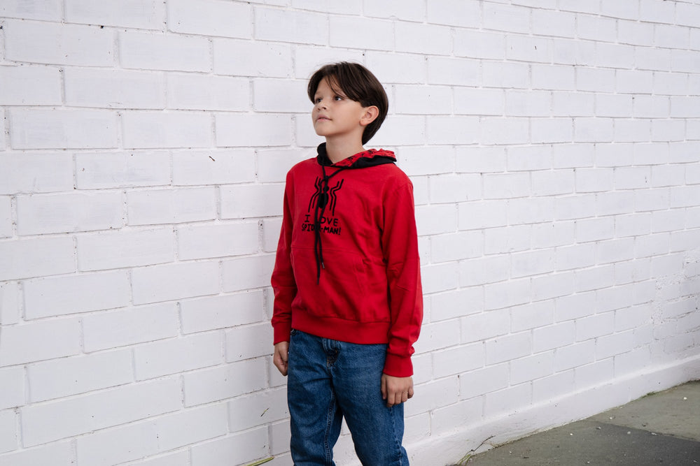 Sudadera Spider-Man con capucha para niño diseño I Love Spider-Man — niño usando la sudadera en exteriores