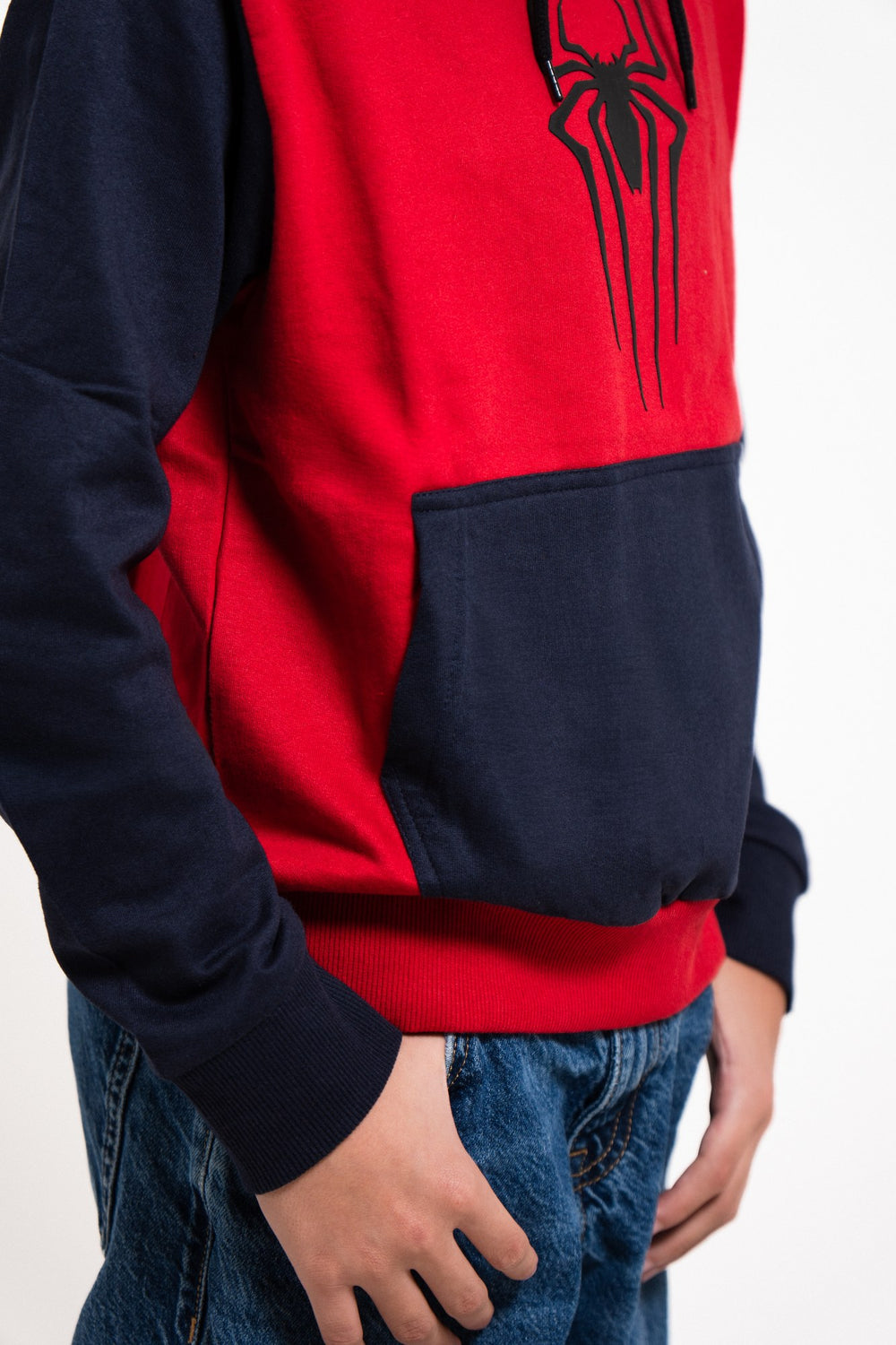 Sudadera Spider-Man con capucha para niño diseño Classic Web — detalle del bolsillo canguro