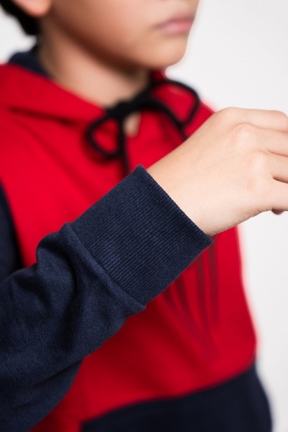 Sudadera Spider-Man con capucha para niño diseño Classic Web — detalle del puño de rib elástico
