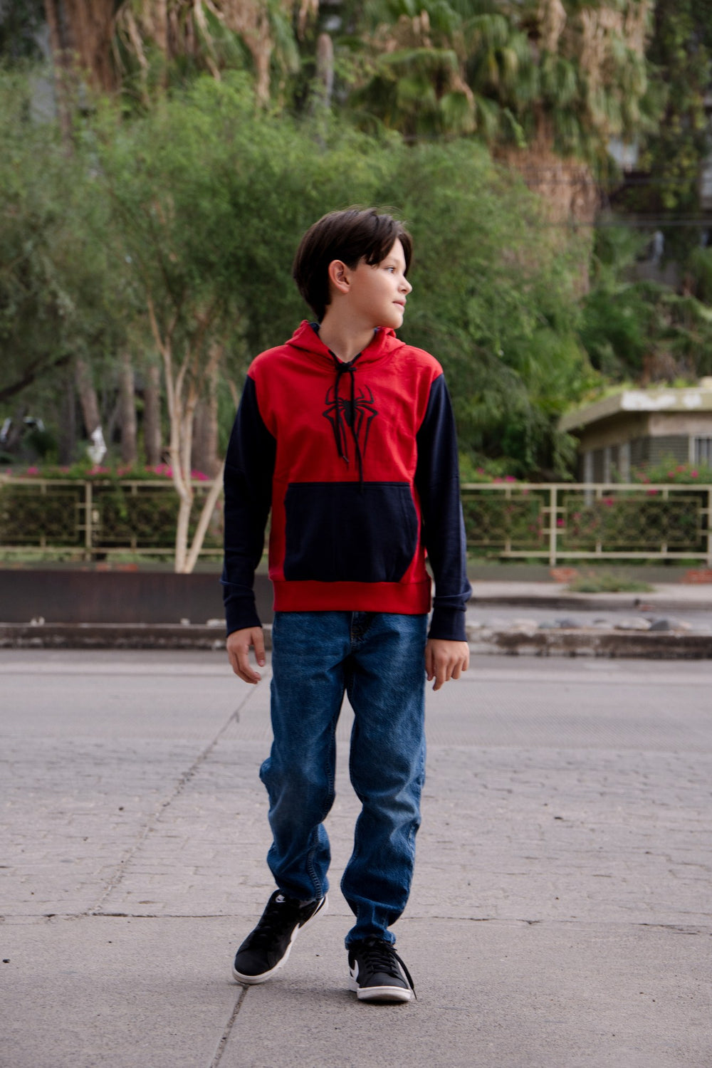 Sudadera Spider-Man con capucha para niño diseño Classic Web — niño usando la sudadera de cuerpo completo