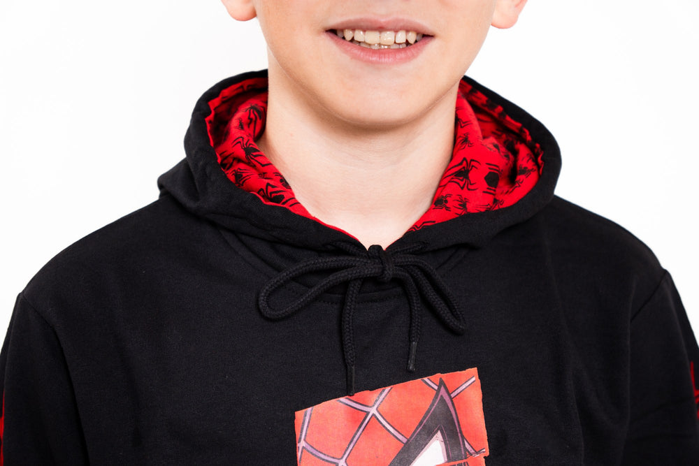 Sudadera Spider-Man con capucha para niño diseño Miles Morales — detalle de la capucha y el cordón rojo