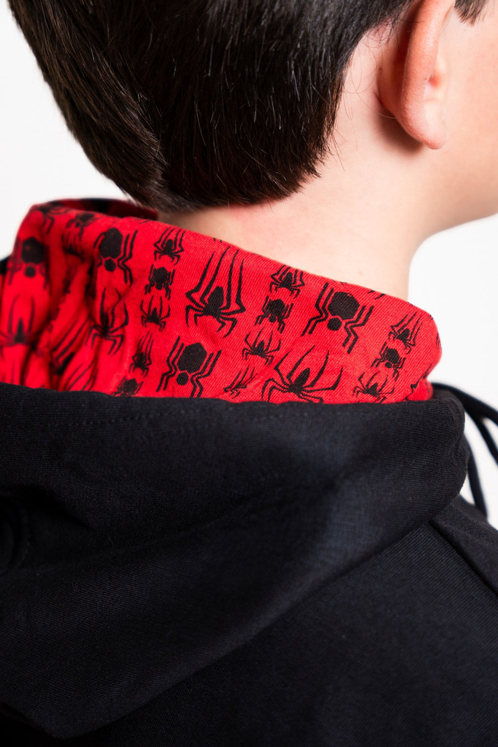 Sudadera Spider-Man con capucha para niño diseño Miles Morales — interior de la capucha con estampado de arañas