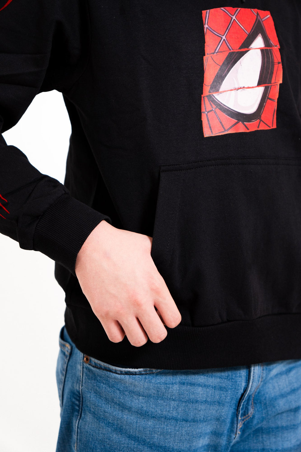 Sudadera Spider-Man con capucha para niño diseño Miles Morales — detalle del bolsillo canguro