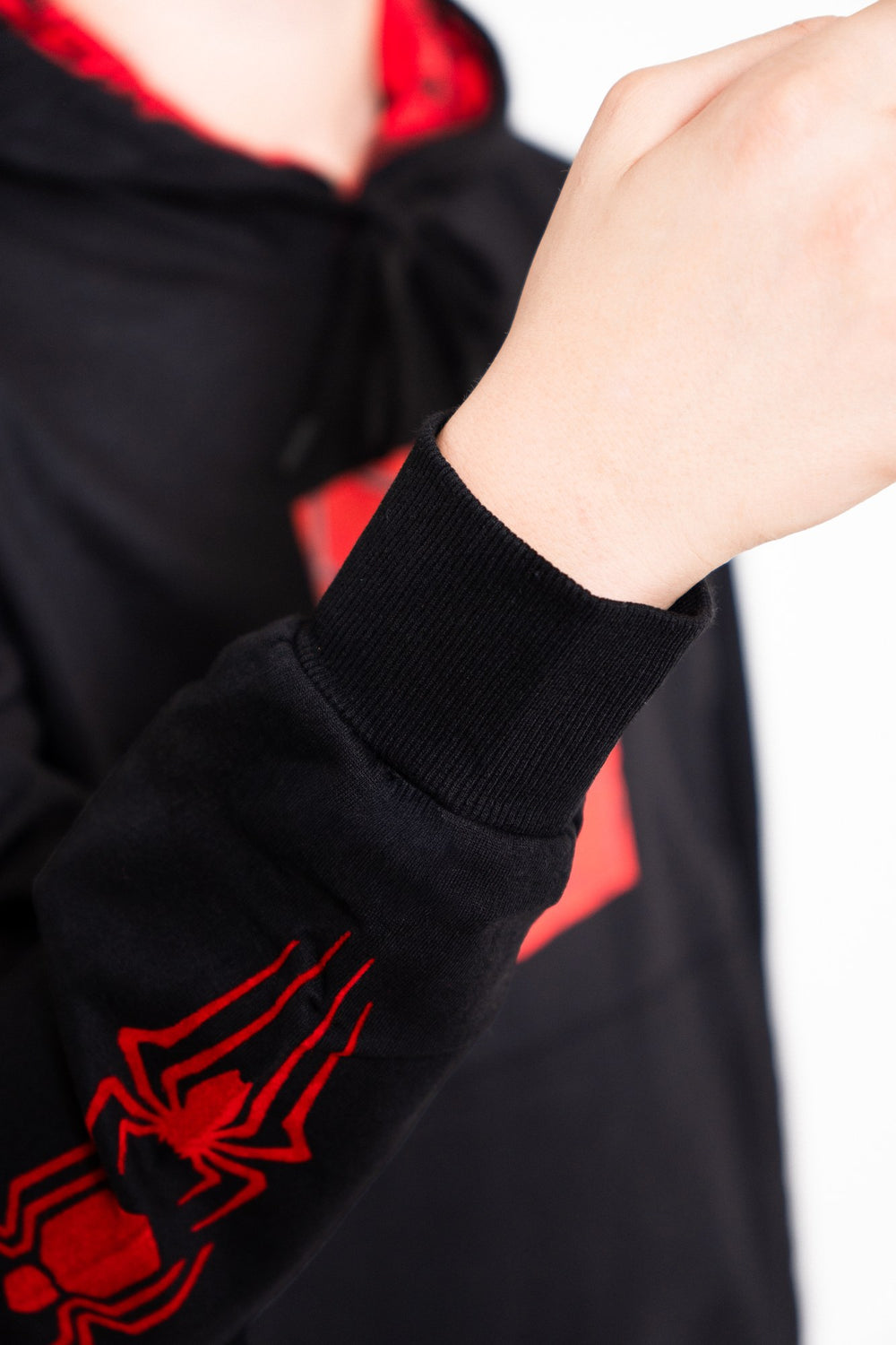 Sudadera Spider-Man con capucha para niño diseño Miles Morales — detalle del puño de rib elástico