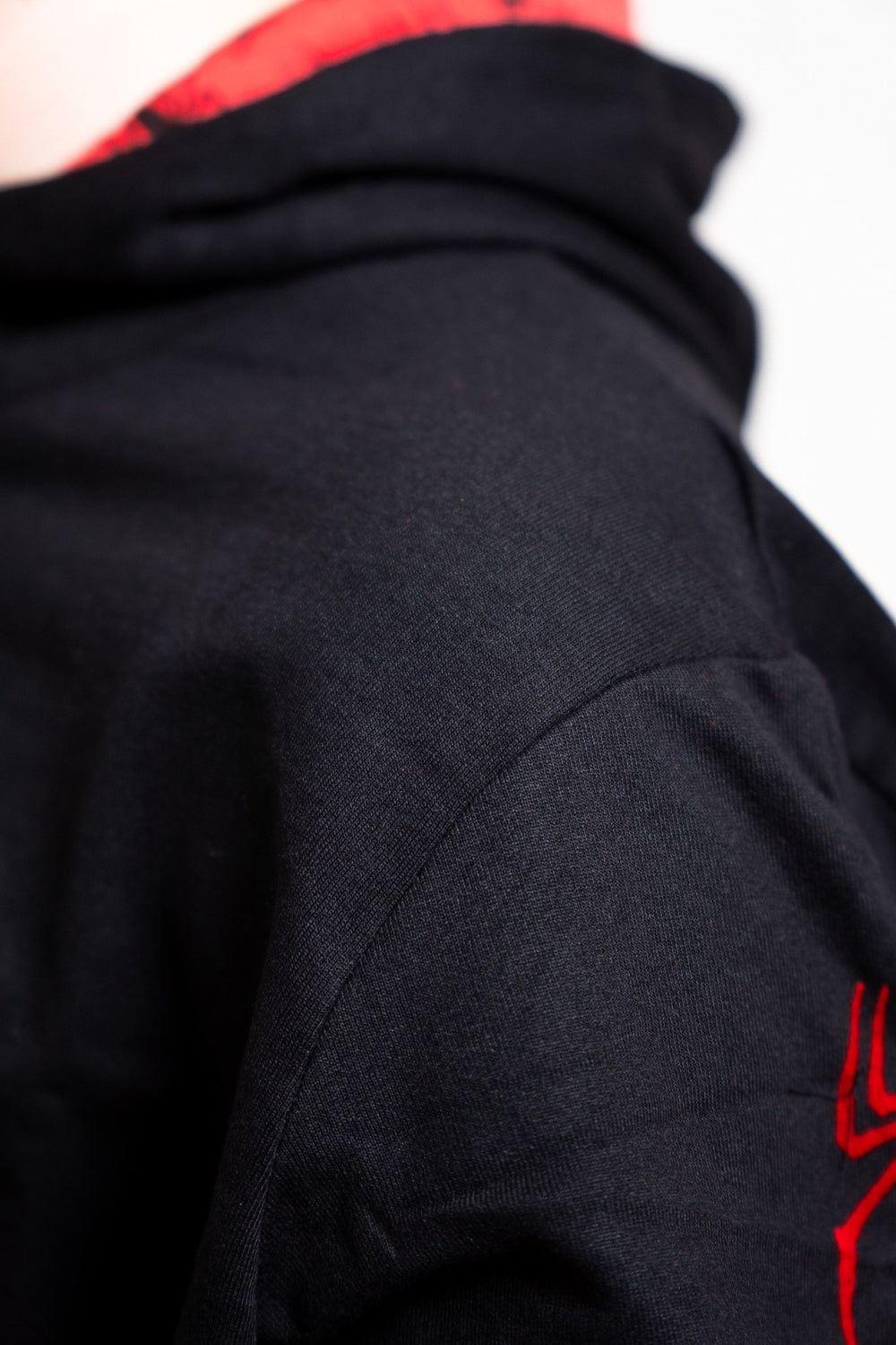 Sudadera Spider-Man con capucha para niño diseño Miles Morales — detalle del tejido en el hombro
