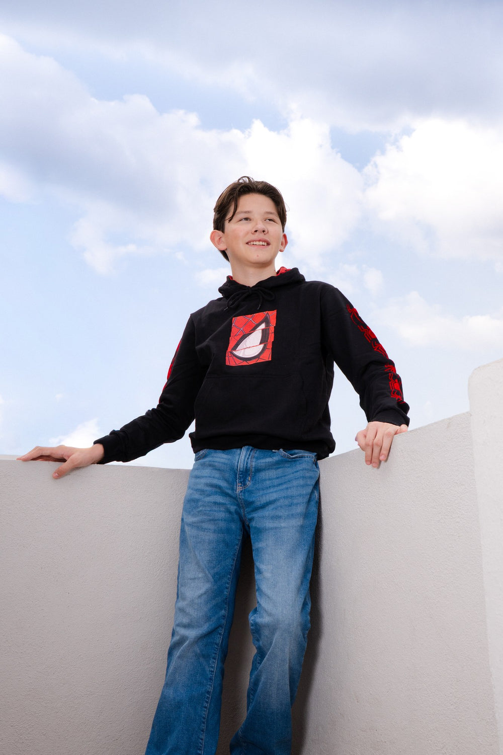 Sudadera Spider-Man con capucha para niño diseño Miles Morales — niño usando la sudadera al aire libre