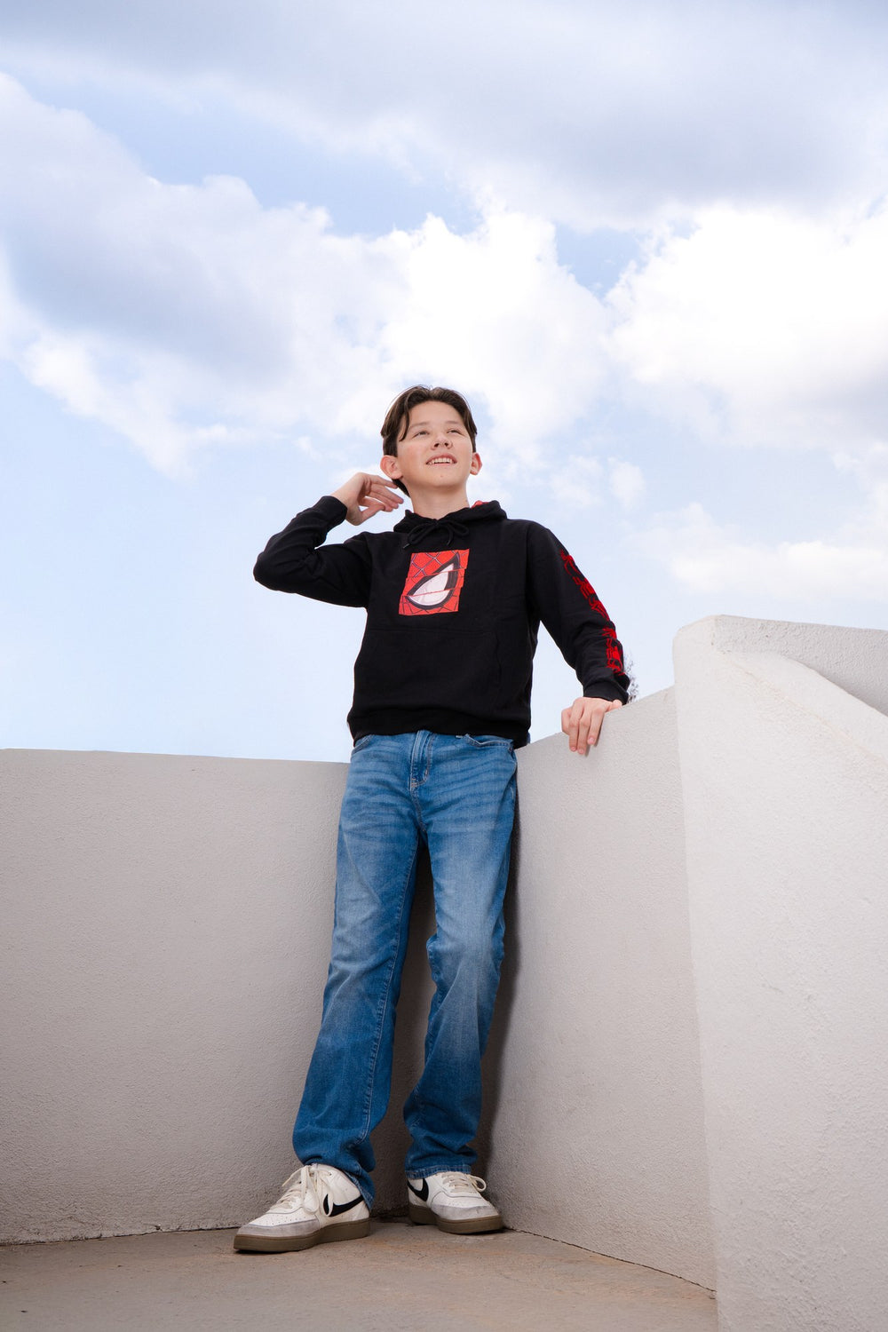Sudadera Spider-Man con capucha para niño diseño Miles Morales — niño usando la sudadera de cuerpo completo
