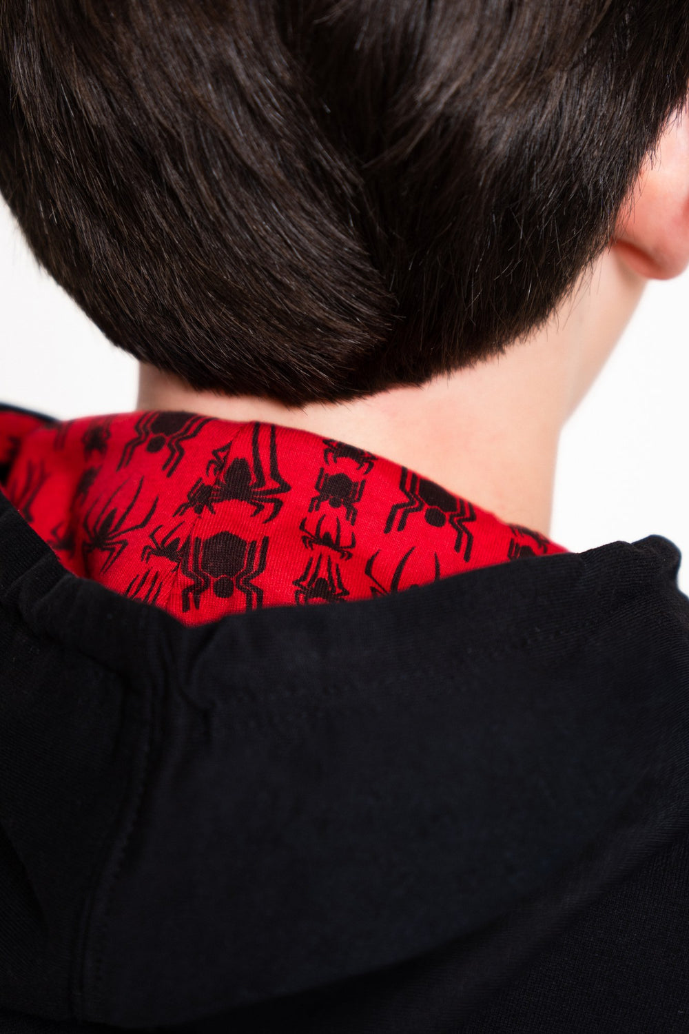 Sudadera Spider-Man con capucha para niño diseño Comic Villains — interior de la capucha con estampado de arañas