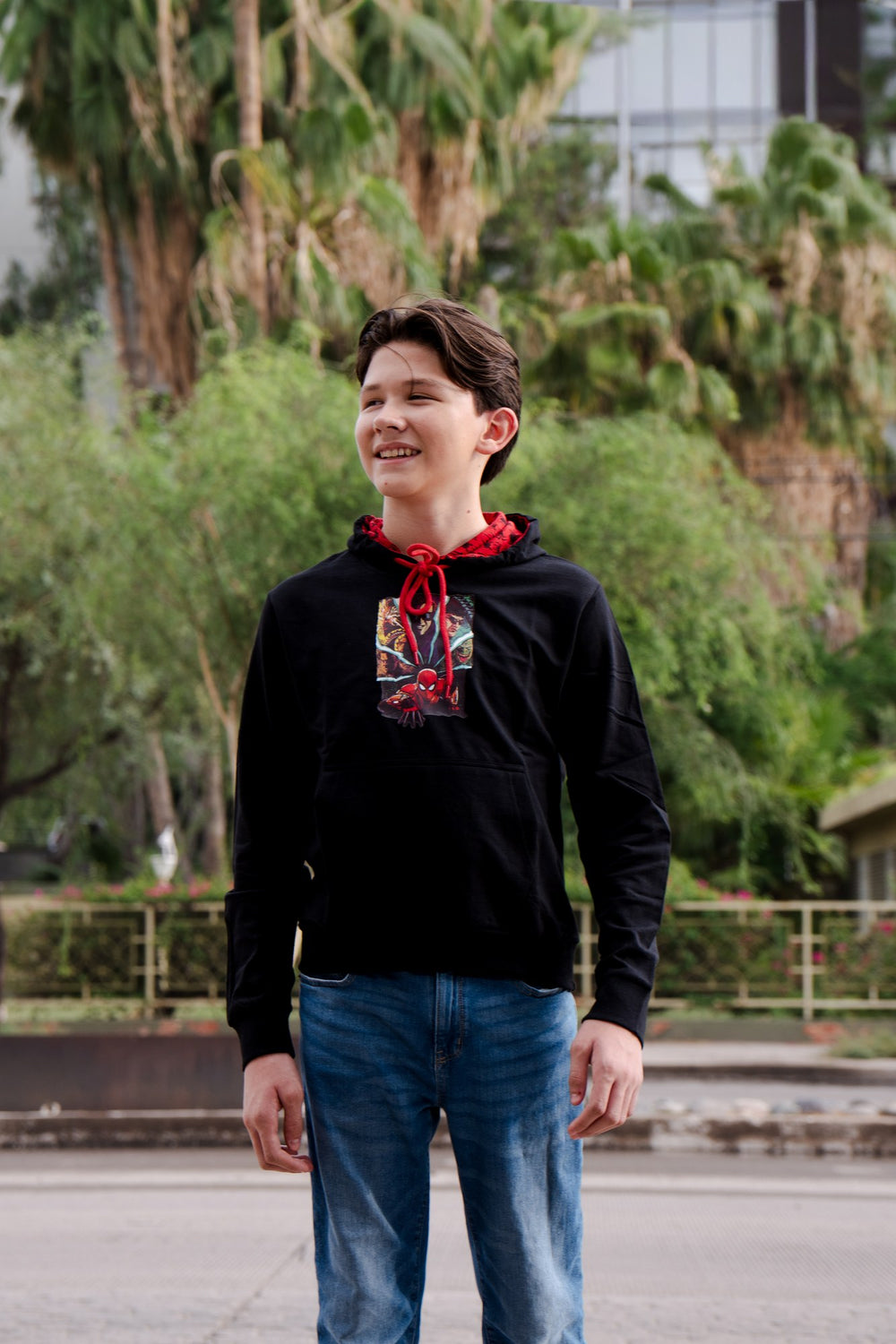 Sudadera Spider-Man con capucha para niño diseño Comic Villains — niño usando la sudadera al aire libre
