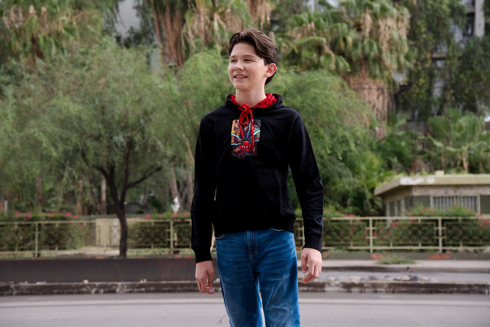 Sudadera Spider-Man con capucha para niño diseño Comic Villains — niño usando la sudadera en exteriores