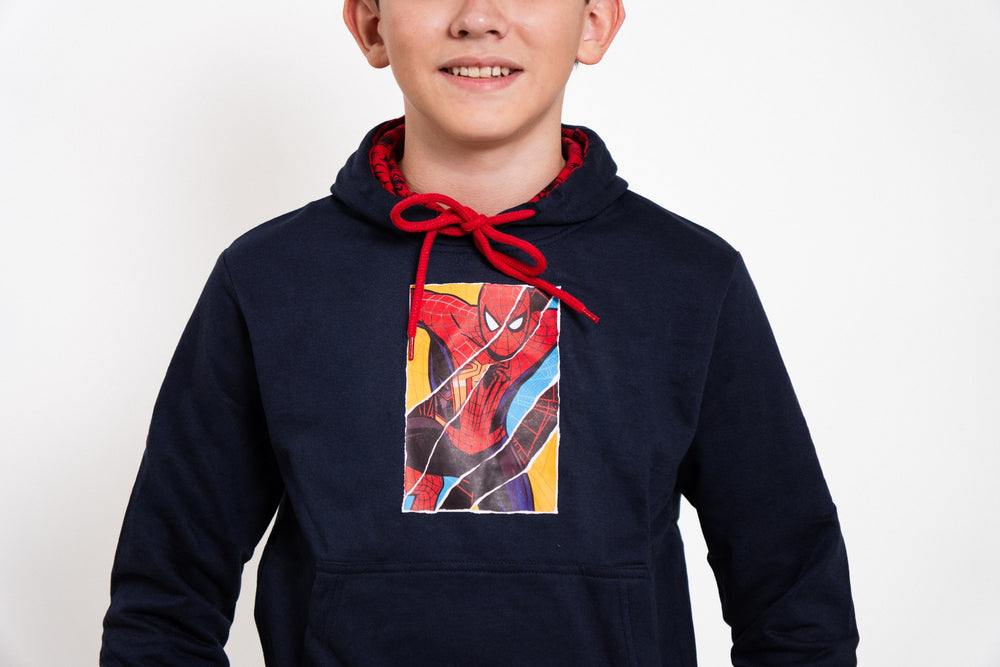 Sudadera Spider-Man con capucha para niño diseño Comic Art Navy — detalle del estampado de Spider-Man en el pecho