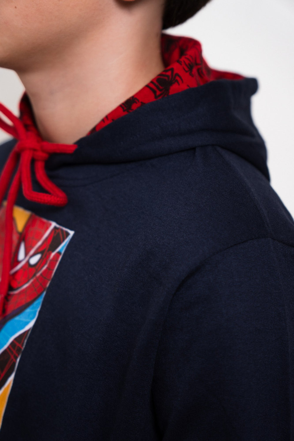 Sudadera Spider-Man con capucha para niño diseño Comic Art Navy — detalle del hombro y la capucha