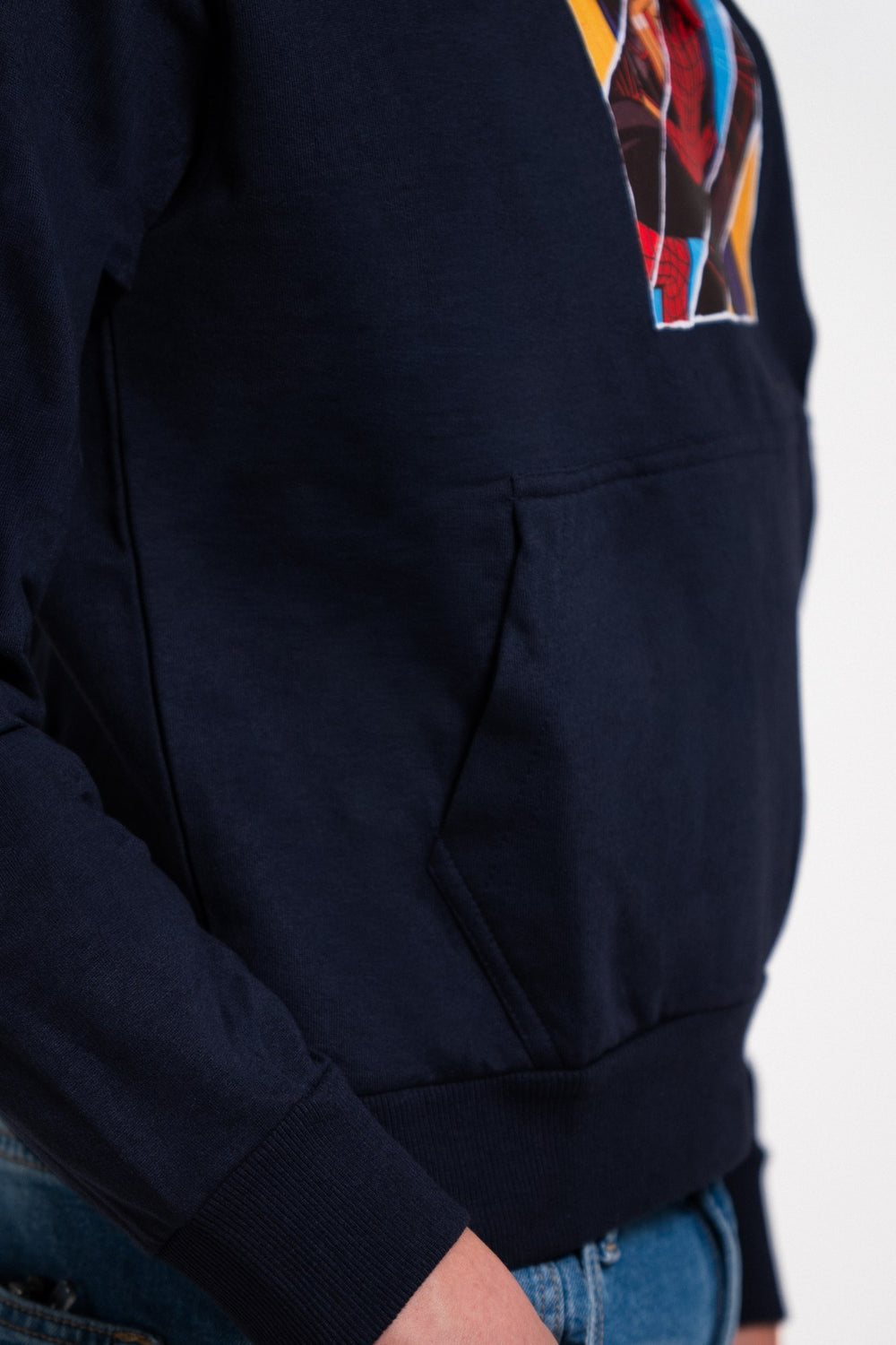 Sudadera Spider-Man con capucha para niño diseño Comic Art Navy — detalle del bolsillo canguro