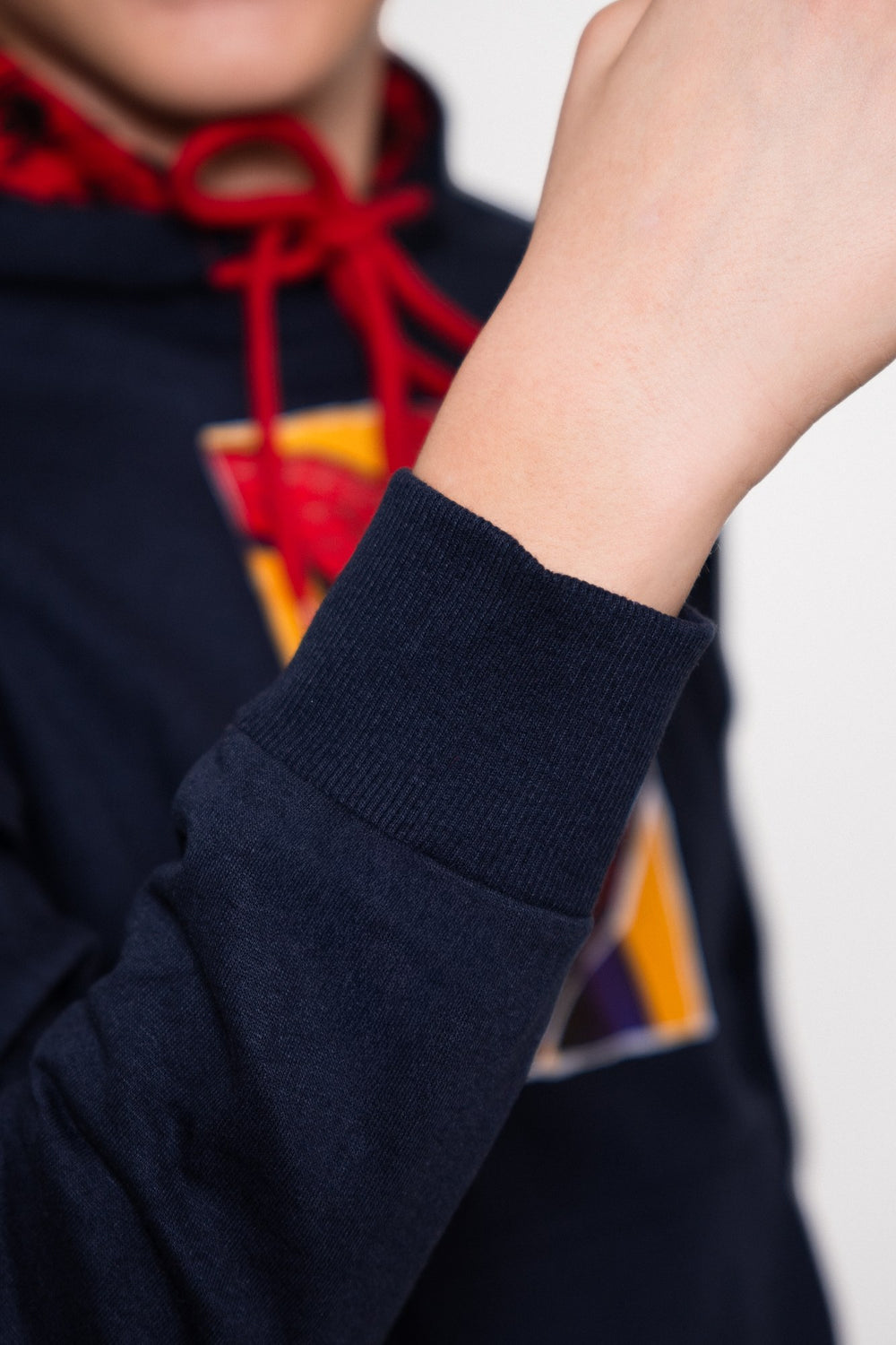 Sudadera Spider-Man con capucha para niño diseño Comic Art Navy — detalle del puño de rib elástico